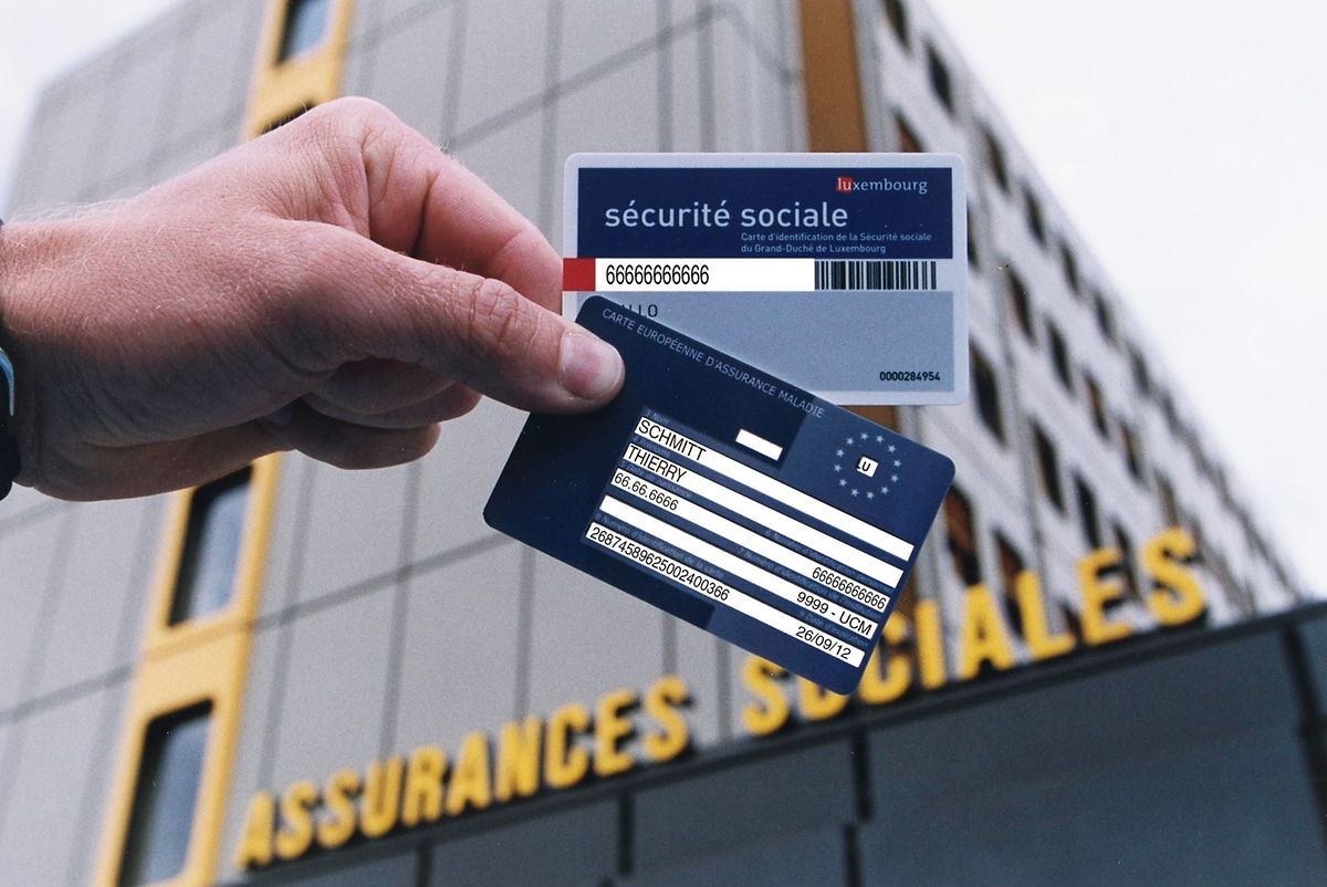 Hand holding an EHIC and social security card
